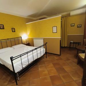 una camera con un letto e una parete gialla di Dependance a Napoli