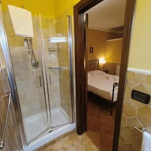 un bagno con doccia e una camera con letto di Dependance a Napoli
