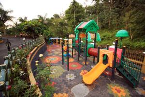 un parque infantil con tobogán en Jet Paark, en Sultan Bathery