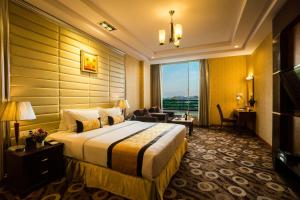 Televisyen dan/atau pusat hiburan di Best Western Green Hill Hotel