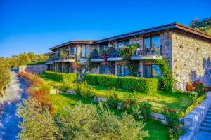 een huis met planten aan de zijkant bij Assos Dionysos Special Class Hotel Adults Only 12 years in Behramkale