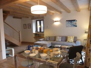 Appartement Le Hibou في كورشوفيل: غرفة معيشة مع أريكة وطاولة