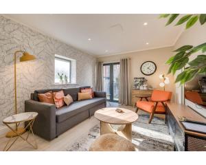una sala de estar con un sofá y una mesa en Central Belfast Apartments: Citygate, en Belfast