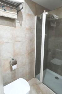 łazienka z prysznicem, toaletą i umywalką w obiekcie Relax en primera linea B w mieście El Campello +19 zdjęć