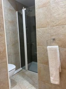 W łazience znajduje się kabina prysznicowa i toaleta. w obiekcie Relax en primera linea B w mieście El Campello