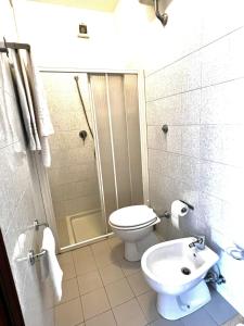 Koupelna v ubytování Albergo pizzeria 76 06