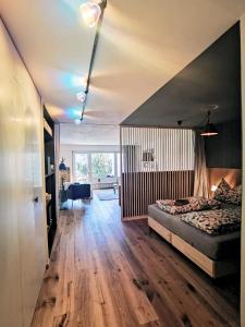 Schlafzimmer mit einem Bett und Holzboden in der Unterkunft Sankt Moritz Spirit Piz Bernina 5 in St. Moritz