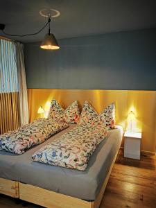ein großes Bett mit Kissen darauf im Schlafzimmer in der Unterkunft Sankt Moritz Spirit Piz Bernina 5 in St. Moritz