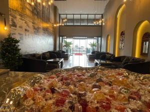 una pizza grande seduta su un tavolo nella hall di AGORA ROYAL HOTEL a Esenyurt
