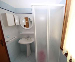 Un baño pequeño con lavabo y espejo. en Apartments in Rosolina Mare 24851, en Rosolina Mare