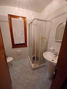 un baño con ducha y lavabo en Apartments in Rosolina Mare 24851, en Rosolina Mare