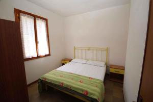 ロゾリーナ・マーレにあるApartments in Rosolina Mare 24851の小さなベッドルーム(ベッド1台、窓付)