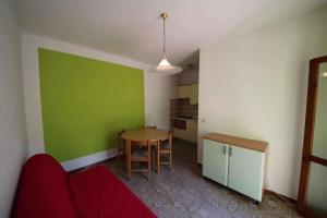 sala de estar con mesa y pared verde en Apartments in Rosolina Mare 24851, en Rosolina Mare 15 fotos más