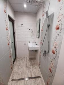 y baño con lavabo y ducha. en *The Music House* Exclusive Studio in the Heart of Sofia en Sofía