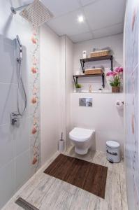Ένα μπάνιο στο The Music House - Exclusive Studio in the Heart of Sofia by Flat Mаnager