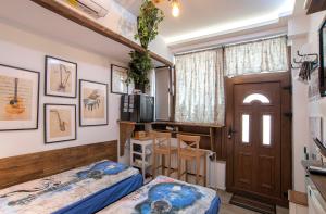 1 dormitorio con 2 camas y puerta en *The Music House* Exclusive Studio in the Heart of Sofia en Sofía