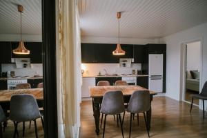 eine Küche und ein Esszimmer mit einem Tisch und Stühlen in der Unterkunft Hotel Aldan - The Old School in Seyðisfjörður