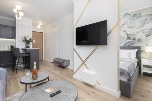 Televízia a/alebo spoločenská miestnosť v ubytovaní Gdynia Plac Unii Śródmieście Apartment by Noclegi Renters