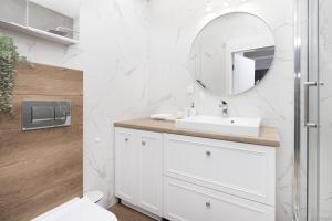Kúpeľňa v ubytovaní Gdynia Plac Unii Śródmieście Apartment by Noclegi Renters