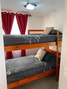 Katil dua tingkat atau katil-katil dua tingkat dalam bilik di A pasos del mar Lugar ideal para descansar