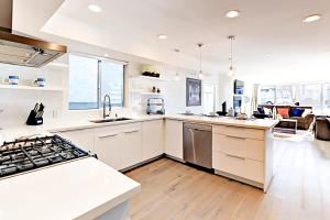 Кухня или мини-кухня в Luxe Balboa Peninsula Condo w Gourmet Kitchen and Epic Rooftop Deck
