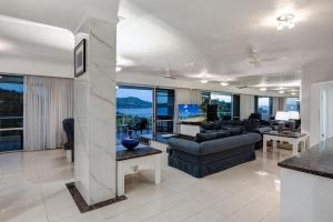 sala de estar con sofá y mesa en Yacht Harbour Tower 5 - NEW Luxury and location en Isla Hamilton