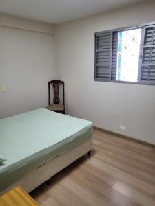 Un pat sau paturi într-o cameră la Residencial Jardim Curitiba +9 fotografii