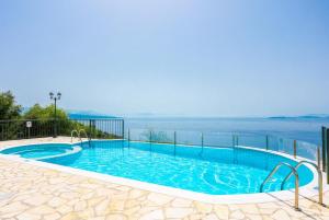 The swimming pool at or close to Villa Magda