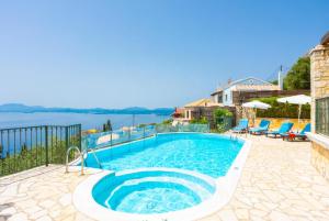 The swimming pool at or close to Villa Magda