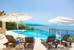 The swimming pool at or close to Villa Magda