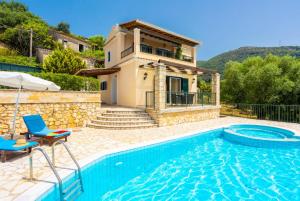 The swimming pool at or close to Villa Magda
