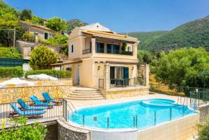 The swimming pool at or close to Villa Magda