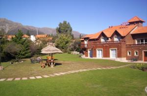 una casa con mesa y sillas en el patio en Rincon del Valle en Merlo