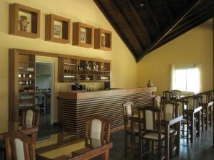 una habitación con un bar con un montón de sillas en Rincon del Valle en Merlo