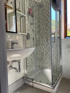 a bathroom with a sink and a shower at La casina di Francy in Castelsantangelo sul Nera