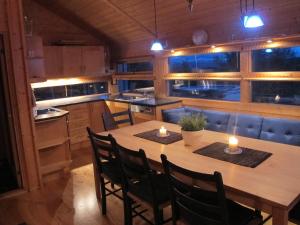 una cocina con una mesa de madera con dos velas. en Svarthamar - cabin with amazing view, en Al