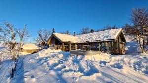 una casa está cubierta de nieve en Svarthamar - cabin with amazing view, en Al