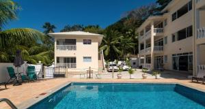 a swimming pool in front of a building at Cap Confort in Au Cap