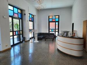 uma sala de estar com um átrio com um balcão de recepção em Hotel Le Grazie em Portovenere