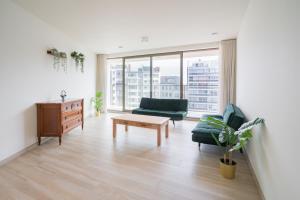 uma sala de estar com um sofá e uma mesa em Opera Square Apartments in the Center of Antwerp em Antuérpia