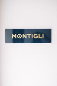 um sinal azul com a palavra montil em Suite1212 - Pirrelli em Monopoli
