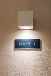 um sinal na parede com um sinal que diz manil em Suite1212 - Pirrelli em Monopoli