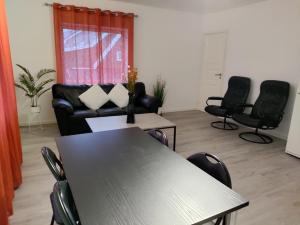 una habitación con una mesa y sillas y un sofá en Central Apartament, en Tromsø