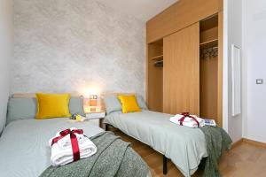 A bed or beds in a room at -MalagaSunApts- Central FreeParking RooftopPool Még 16 kép