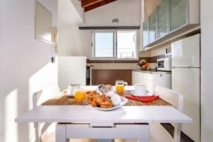 Kuchyňa alebo kuchynka v ubytovaní -MalagaSunApts- Private Terrace Studio + 15 fotografií