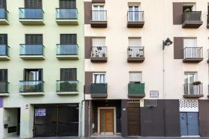 eine Fassade eines Gebäudes mit Fenstern und Balkonen in der Unterkunft -MalagaSunApts- City Centre SharedTerrace in Málaga