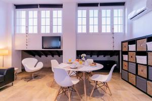 TV a/nebo společenská místnost v ubytování -MalagaSunApts-Private Terrace Penthouse