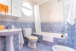 łazienka z toaletą, umywalką i wanną w obiekcie -MalagaSunApts- Bright City Centre Studio w Maladze