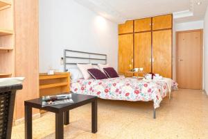 Giường trong phòng chung tại -MalagaSunApts- West beach Malaga Seafood & relax