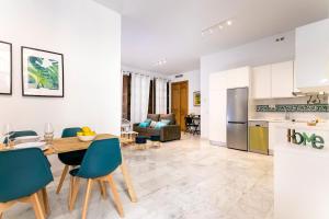 A kitchen or kitchenette at -MalagaSunApts- Premium Historical CityCentre